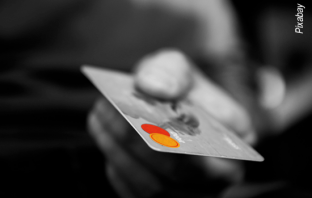 Laut einer Studie der Europäischen Zentralbank bezahlen Kunden beim Einkaufen immer häufiger mit einer Kredit- oder Bankkarte