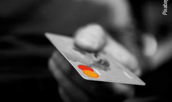 Laut einer Studie der Europäischen Zentralbank bezahlen Kunden beim Einkaufen immer häufiger mit einer Kredit- oder Bankkarte