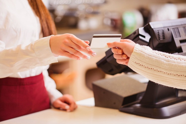 Beim Einkaufen mit einer Kreditkarte bezahlen