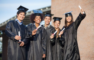 Junge Universitätsabsolventen streben auf den Arbeitsmarkt