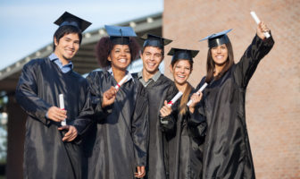 Junge Universitätsabsolventen streben auf den Arbeitsmarkt