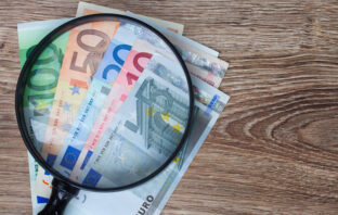 Wie man Fälschungen von Euro-Geldscheinen erkennt