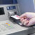 Neue Betrugsmasche beim Geldabheben am Geldautomaten