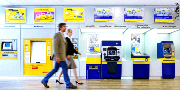 Moderne SB Zone einer Bankfiliale der Postbank