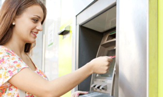Bargeldbezug am Geldautomaten ist für Bankkunden Alltag