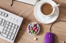 Kaffee und Süßigkeiten gehören zum Büroalltag