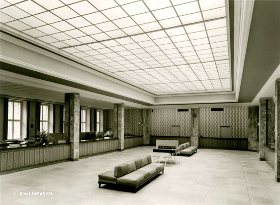 Blick in die Kassenhalle einer Bankfiliale 1957