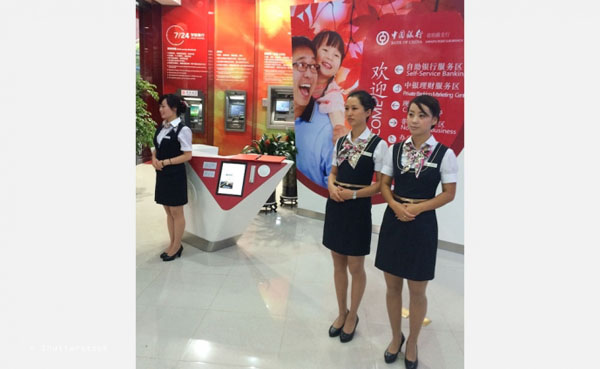 Servicemitarbeiterinnen im Empfangsbereich der Bank of China