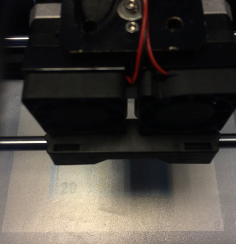 3D-Drucker beim Drucken des Geldscheins