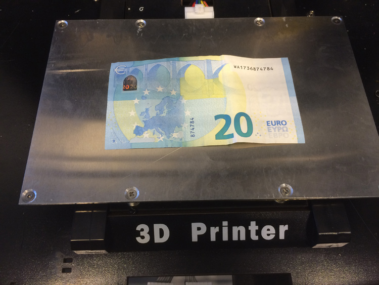 3D-Drucker mit fertigem Geldschein