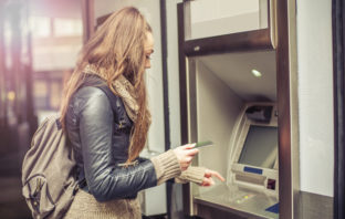 Bargeldbezug am Geldautomaten
