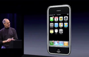 Steve Jobs präsentiert das erste iPhone