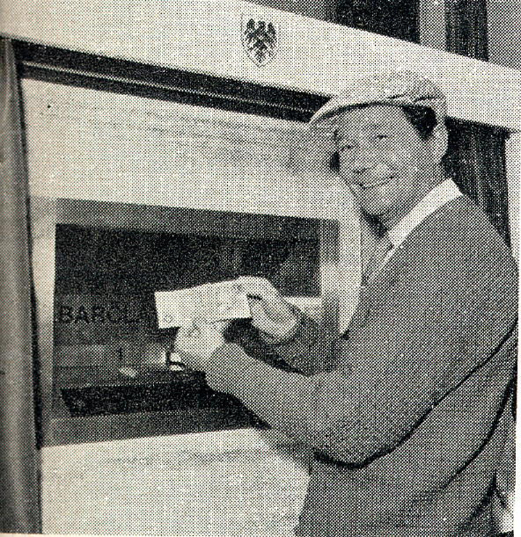 Erster Kunde am Geldautomat 1967