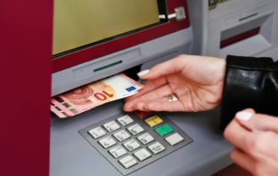 Geldautomat gibt Bargeld aus