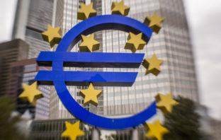 Das Gebäude der Europäischen Zentralbank mit dem Eurosymbol